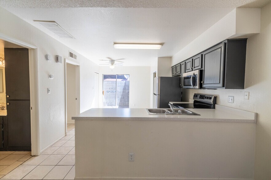 2440 E Waltann Ln, Phoenix, AZ à vendre - Photo de l’immeuble – Image 2 sur 4