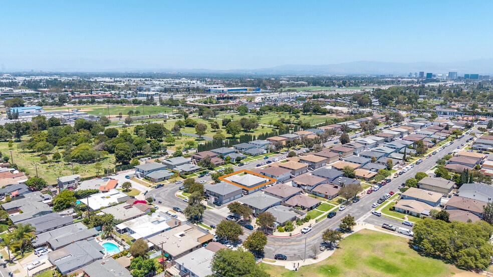 1635 Coriander Dr, Costa Mesa, CA à vendre - Photo de l’immeuble – Image 2 sur 8