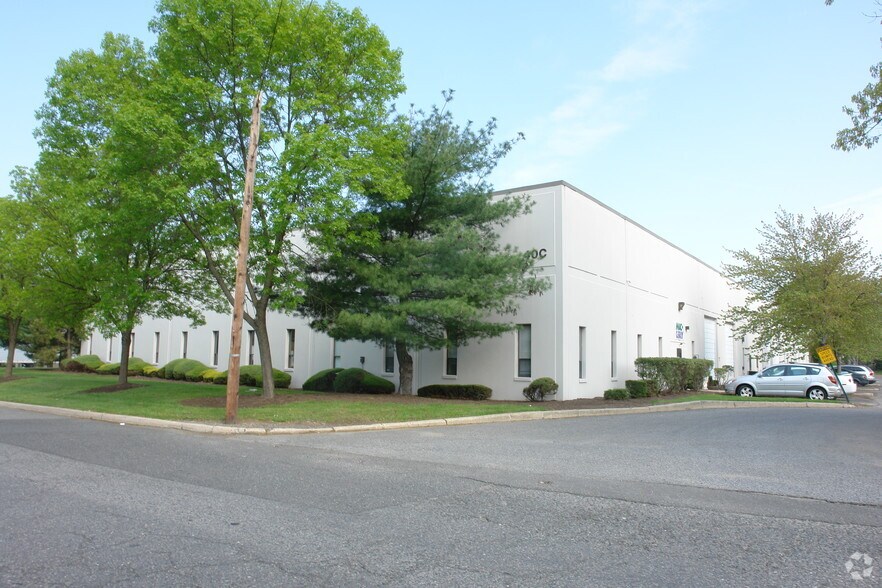 40a Cotters Ln, East Brunswick, NJ à louer - Photo de l’immeuble – Image 3 sur 4