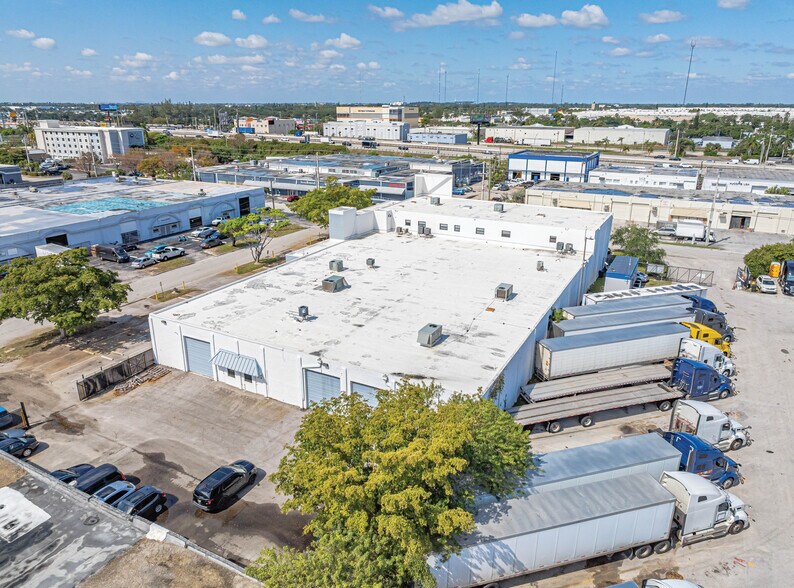 1051 NW 3rd St, Hallandale, FL à louer - Photo de l’immeuble – Image 3 sur 11