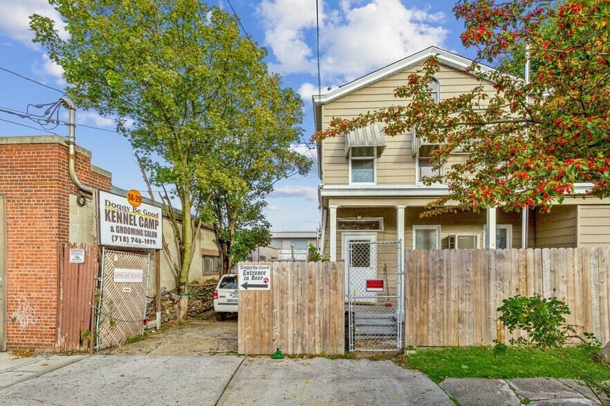 14-27 128th St, College Point, NY à louer - Photo de l’immeuble – Image 2 sur 9