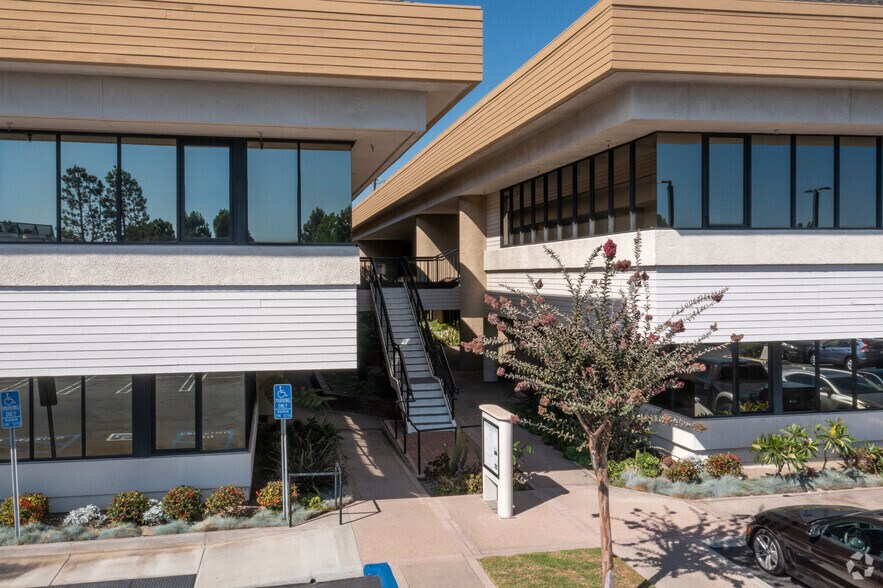 5772 Bolsa Ave, Huntington Beach, CA à vendre - Photo de l’immeuble – Image 2 sur 7