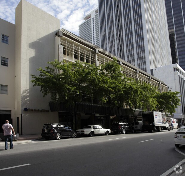 235 SE 1st St, Miami, FL à louer - Photo de l’immeuble – Image 3 sur 9