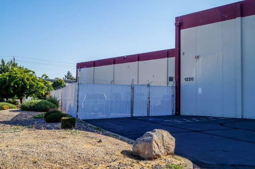 1195 Greg St, Sparks, NV à louer - Photo de l’immeuble – Image 3 sur 12