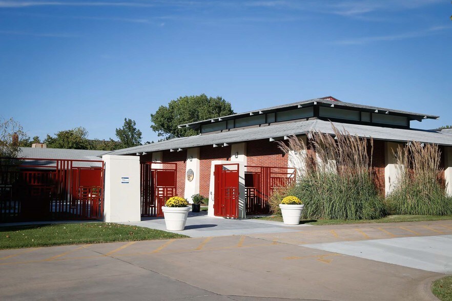 9112 E Central Ave, Wichita, KS à louer - Photo de l’immeuble – Image 3 sur 11