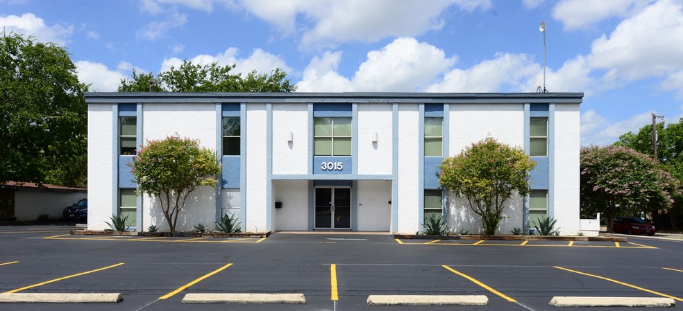3015 San Pedro Ave, San Antonio, TX à louer - Photo de l’immeuble – Image 1 sur 8