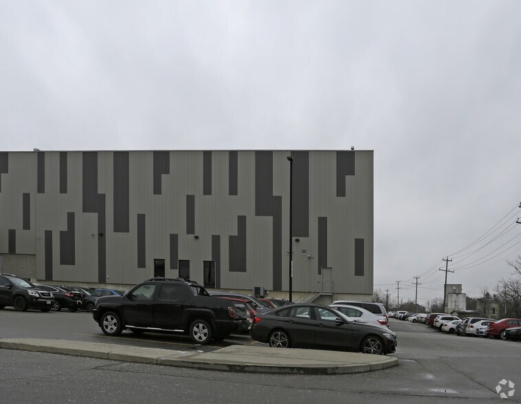 675 Queen St S, Kitchener, ON à louer - Photo de l’immeuble – Image 2 sur 2