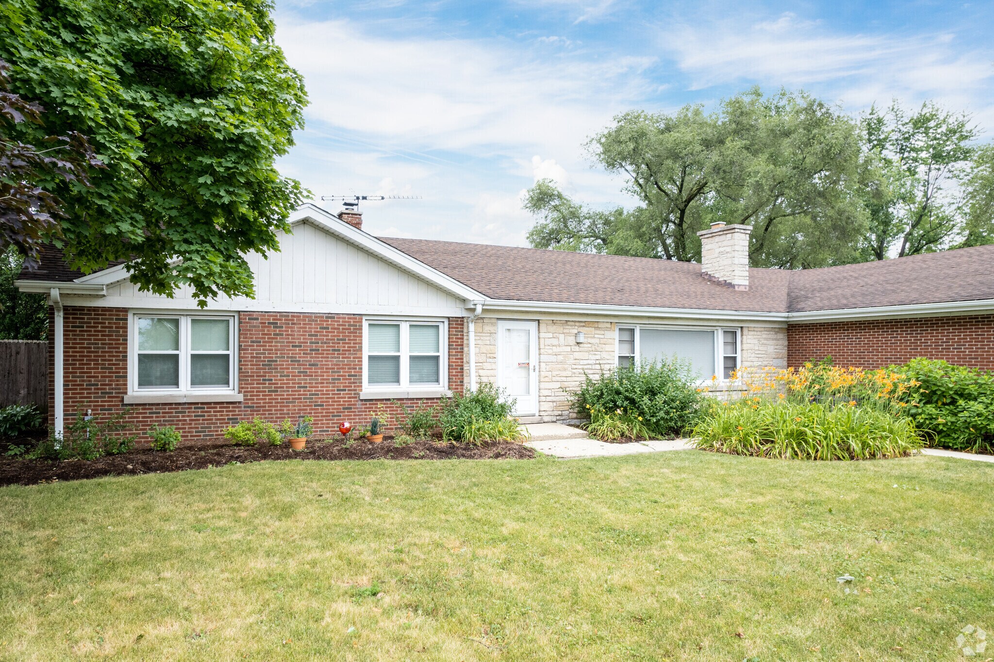 565 E Saint Charles Rd, Carol Stream, IL à vendre Photo de l’immeuble– Image 1 sur 17
