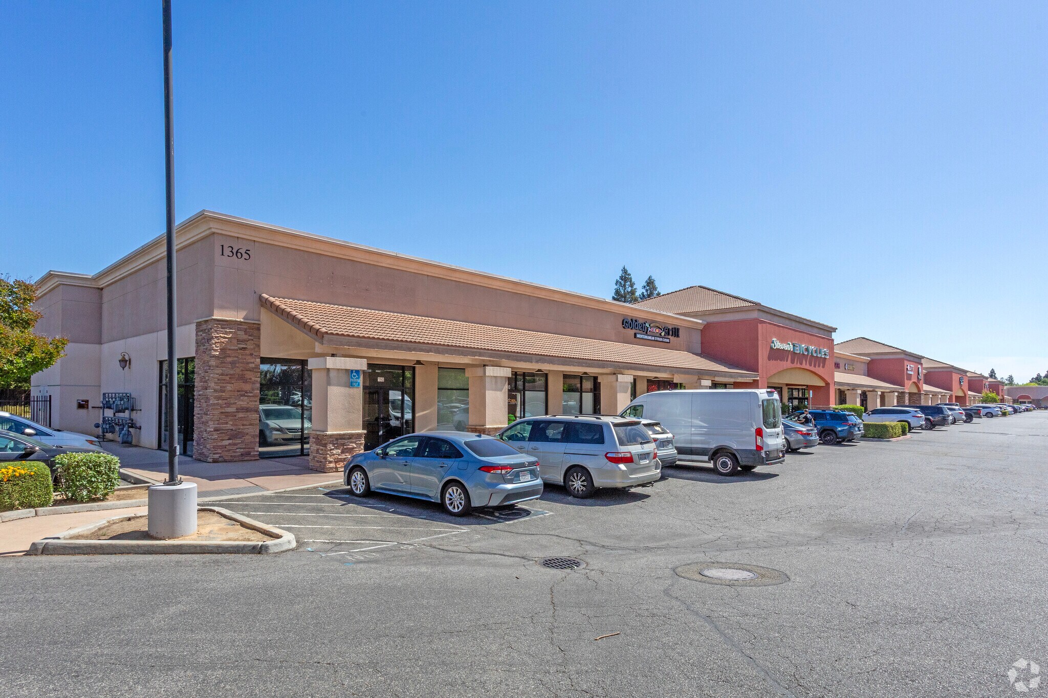 1305-1365 N Willow Ave, Clovis, CA à vendre Photo principale– Image 1 sur 5