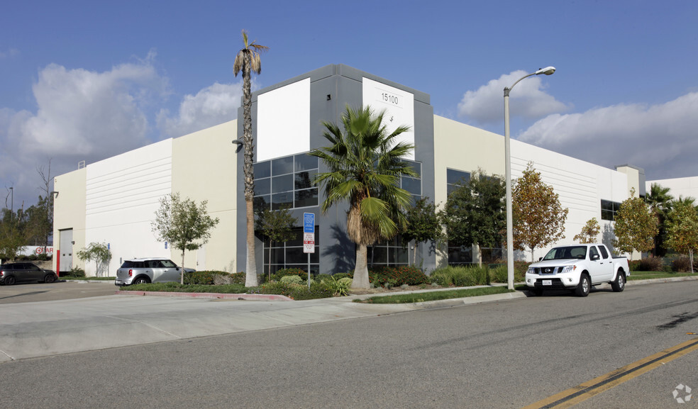 15100 Hilton Dr, Fontana, CA à louer - Photo principale – Image 1 sur 2