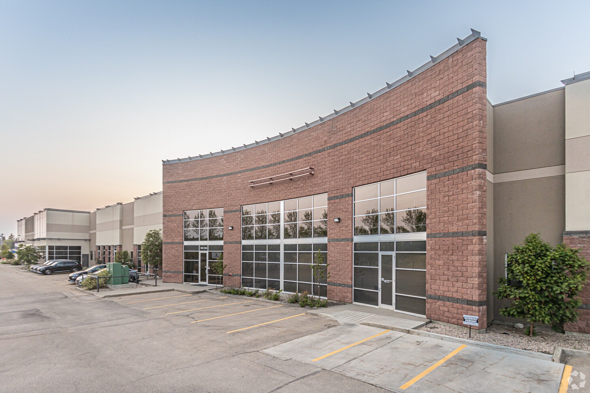 17408-17520 111 Av NW, Edmonton, AB à louer Photo de l’immeuble– Image 1 sur 9