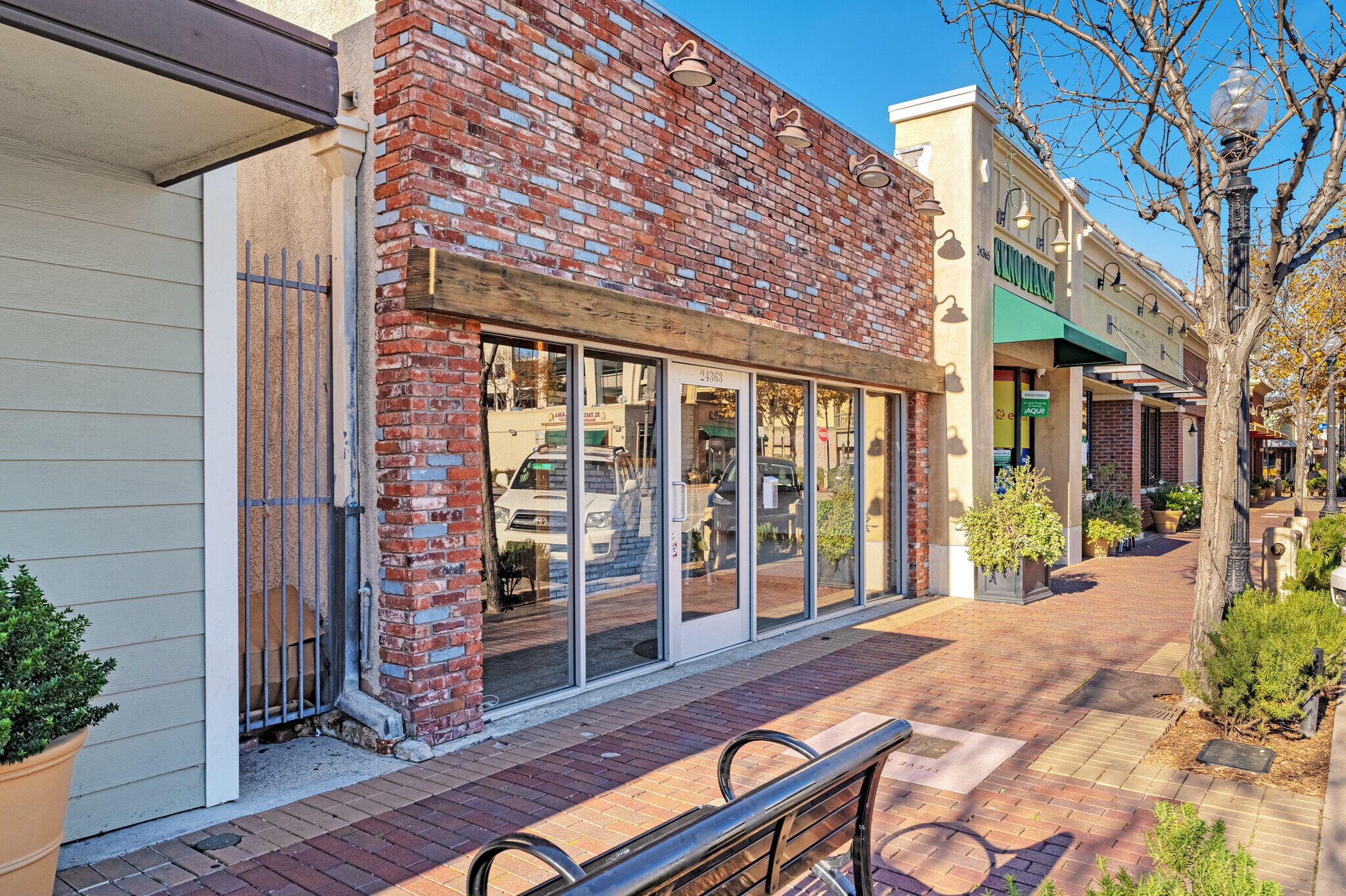 24363 Main St, Santa Clarita, CA à vendre Photo principale– Image 1 sur 25