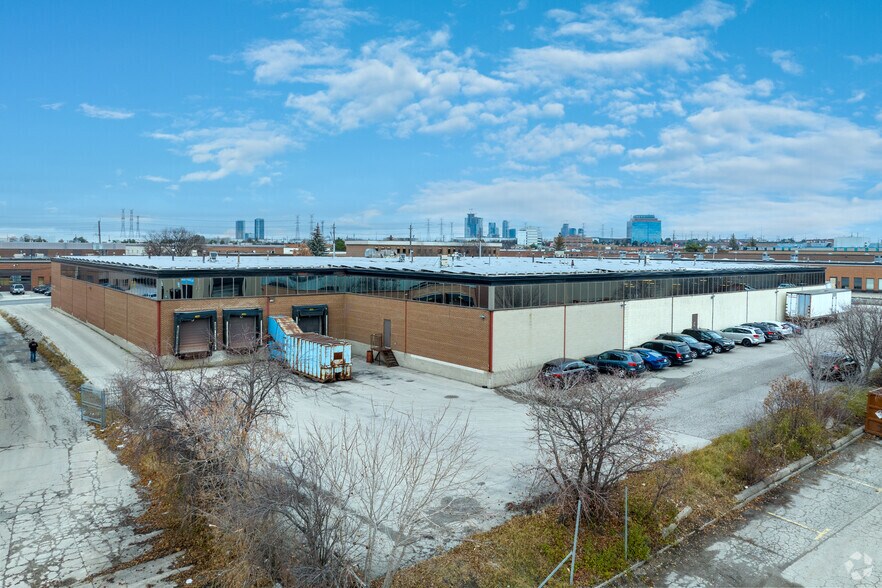 475 Garyray Dr, Toronto, ON à louer - Photo de l’immeuble – Image 3 sur 5