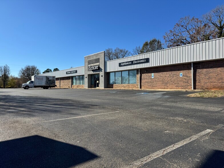 1404 S Lafayette St, Shelby, NC à louer - Photo de l’immeuble – Image 2 sur 19