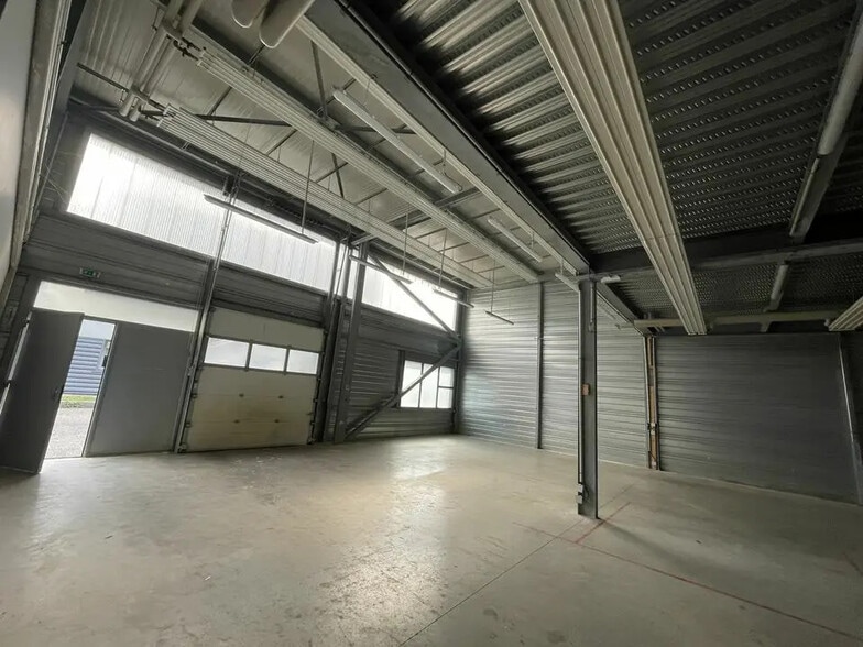 Local d’activités dans Fontaine à louer - Photo de l’immeuble – Image 2 sur 4