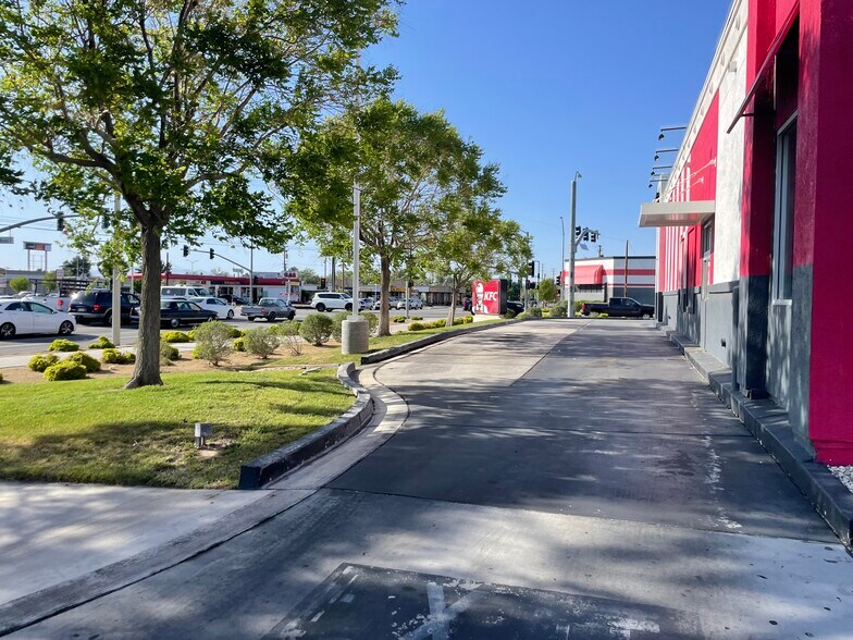866 W Avenue I, Lancaster, CA à louer - Photo de l’immeuble – Image 3 sur 14