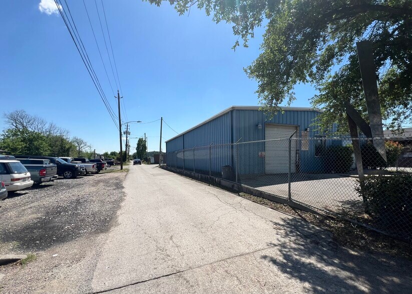 114 Ssgt Macario Garcia Dr, Houston, TX à vendre - Photo de l’immeuble – Image 2 sur 3