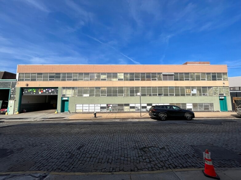 5-46 46th Ave, Long Island City, NY à louer - Photo de l’immeuble – Image 3 sur 5