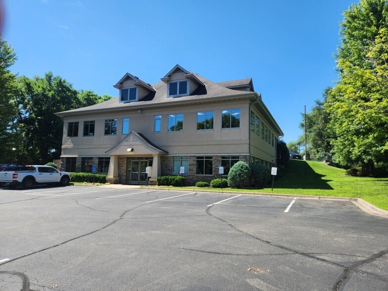 3340 Sherman Ct, Eagan, MN à vendre - Photo de l’immeuble – Image 2 sur 15
