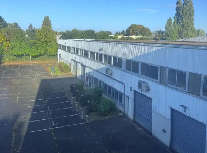 515 Avenue Roland Garros, Buc à louer - Photo de l’immeuble – Image 3 sur 6