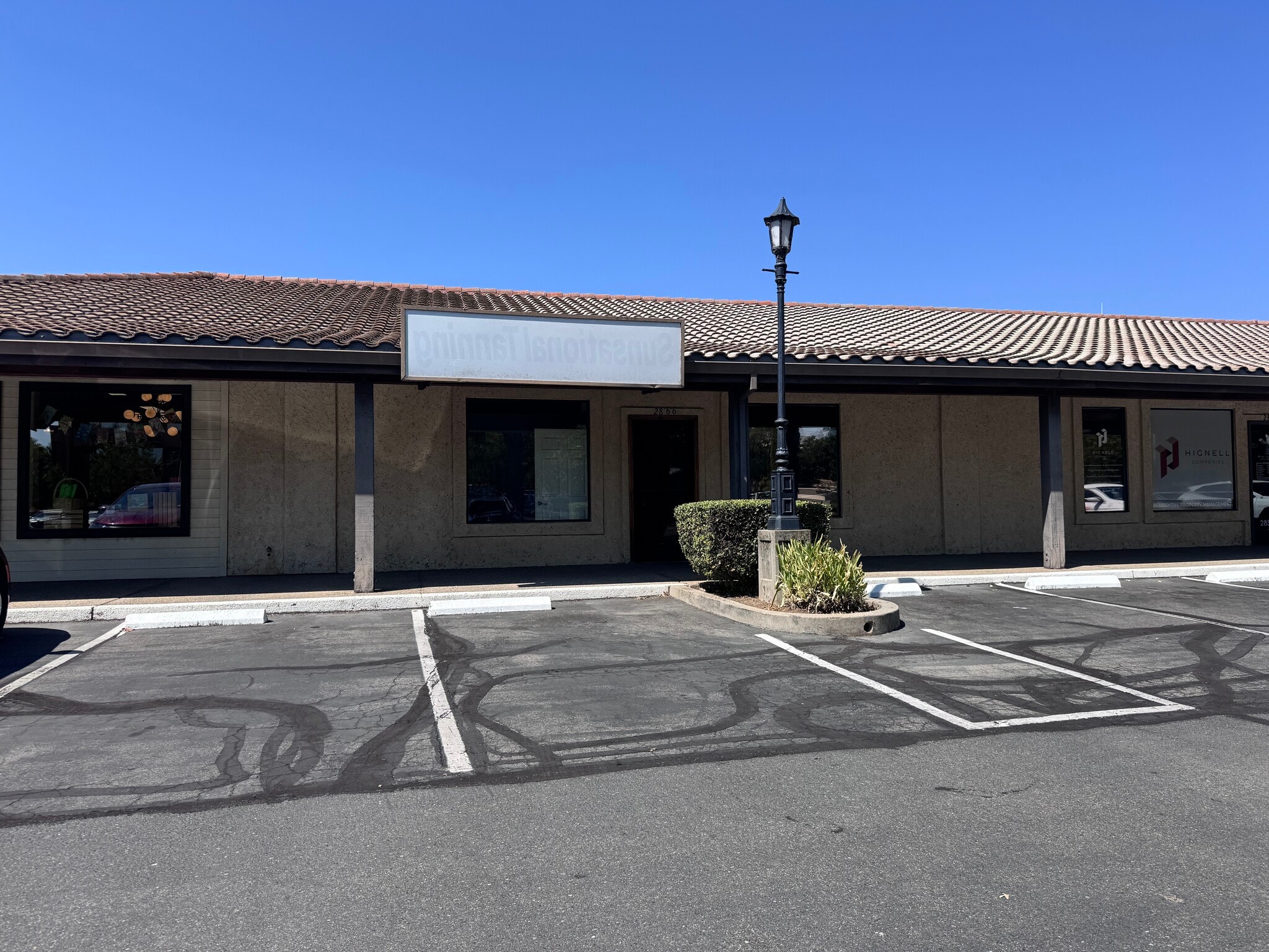 221 Locust St, Redding, CA à louer Photo intérieure– Image 1 sur 11