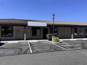 221 Locust St, Redding, CA à louer Photo intérieure– Image 1 sur 11