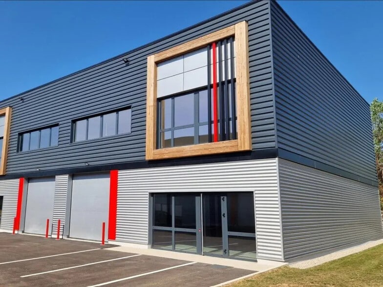 Local d’activités dans Saint-Quentin-Fallavier à louer - Photo de l’immeuble – Image 1 sur 8