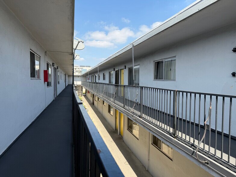 1075 W 39th St, Los Angeles, CA à vendre - Photo de l’immeuble – Image 2 sur 13
