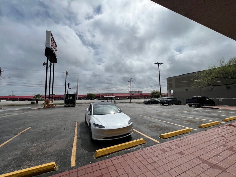 6941 San Pedro Ave, San Antonio, TX à vendre - Photo de l’immeuble – Image 3 sur 15
