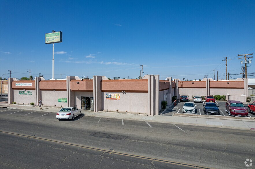 321 Hobson Way, Blythe, CA à louer - Photo de l’immeuble – Image 2 sur 27