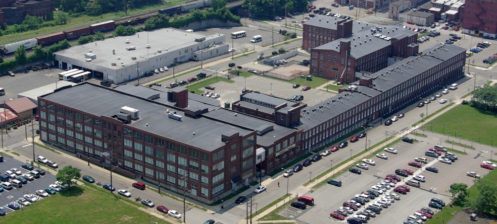 153 E 13th St, Erie, PA à louer - Photo de l’immeuble – Image 2 sur 5