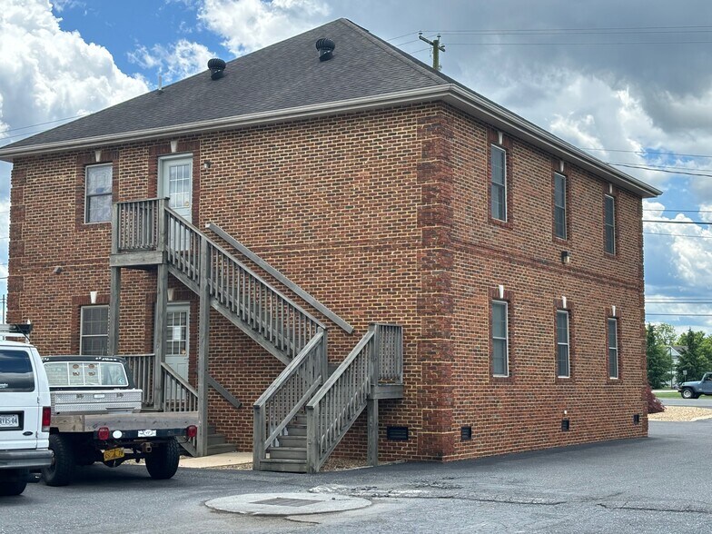 1020 Jefferson Hwy, Staunton, VA à vendre - Photo de l’immeuble – Image 3 sur 8