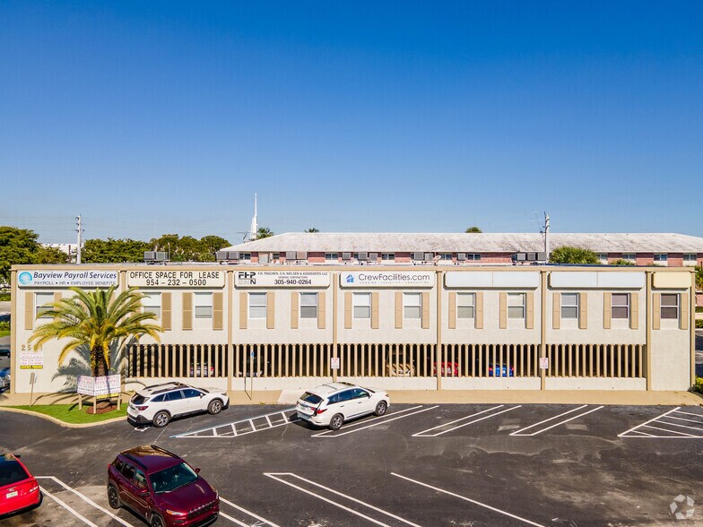 2501 E Commercial Blvd, Fort Lauderdale, FL à louer - Photo de l’immeuble – Image 2 sur 10
