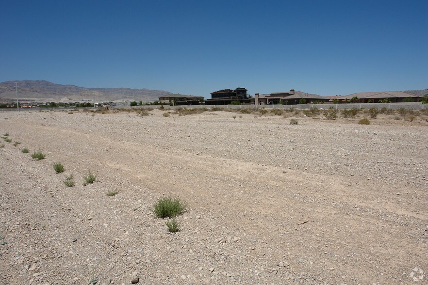 8664 W Craig Rd, Las Vegas, NV à vendre - Photo de l’immeuble – Image 2 sur 4