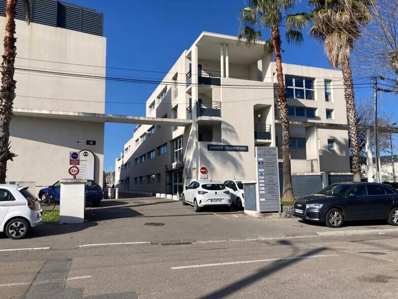 12 Avenue Des Arlucs, Cannes à vendre - Photo de l’immeuble – Image 1 sur 7
