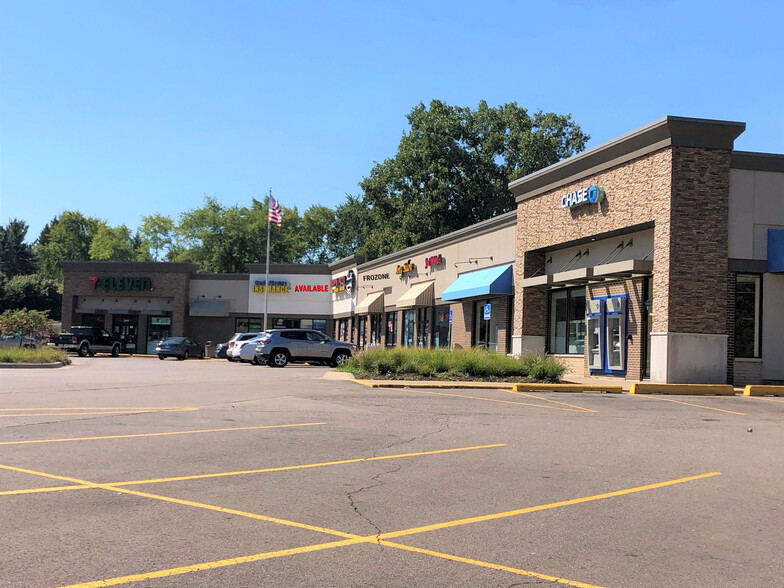 2141-2181 N Pontiac Trail, Commerce Township, MI à louer - Photo de l’immeuble – Image 3 sur 6