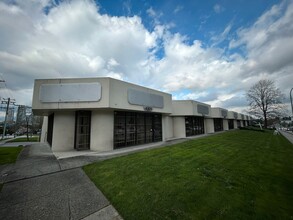 4301-4315 Canada Way, Burnaby, BC à louer Photo de l’immeuble– Image 2 sur 2