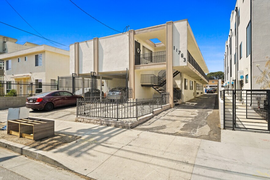 11763 Hamlin St, North Hollywood, CA à vendre - Photo de l’immeuble – Image 3 sur 7