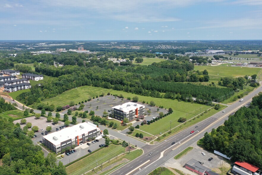 124 Floyd Smith Office Park Dr, Charlotte, NC à louer - Photo de l’immeuble – Image 3 sur 6