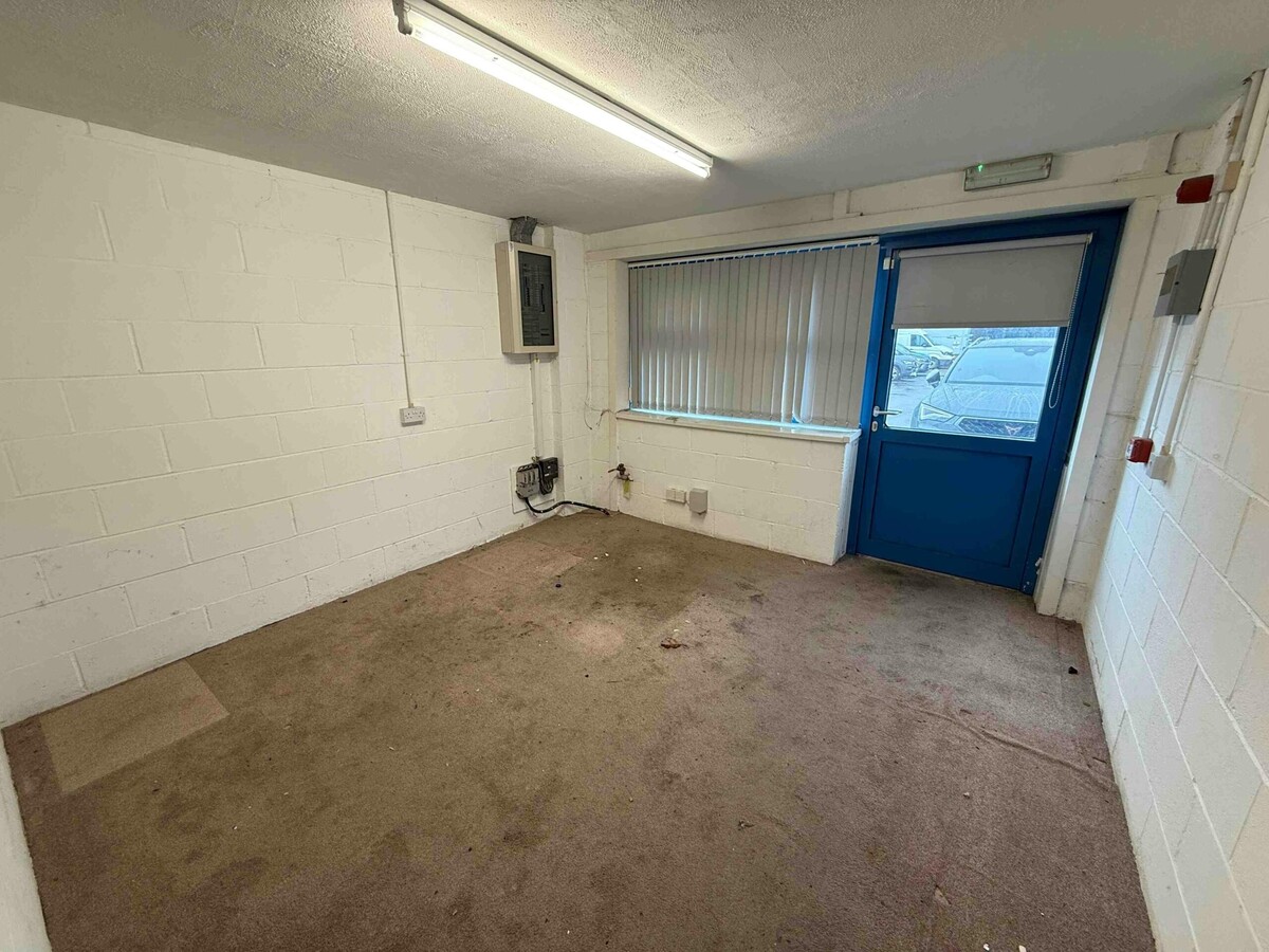 Unit 5, Silverdale Enterprise Centre, Newcastle Under Lyme, STS ST5 6SS - Lot 5 - - Photo intérieure - Image 2 of 4