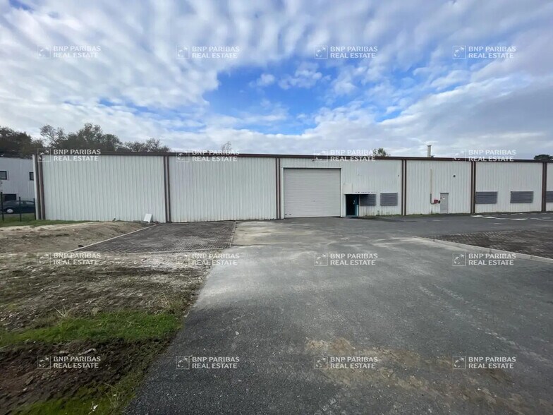 Local d’activités dans Eysines à louer - Photo de l’immeuble – Image 2 sur 10