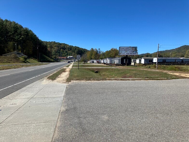 722 E Main St, Burnsville, NC à vendre - Photo de l’immeuble – Image 3 sur 4