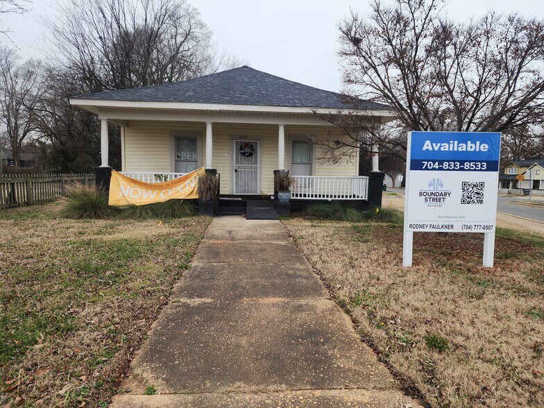 1017 Beatties Ford Rd, Charlotte, NC à louer - Photo de l’immeuble – Image 1 sur 2