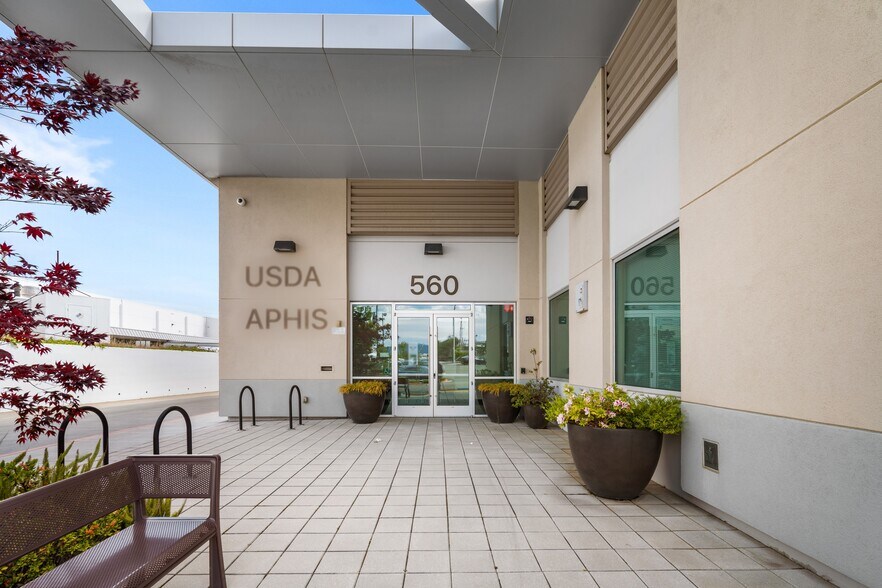 560 Eccles Ave, South San Francisco, CA à vendre - Photo de l’immeuble – Image 2 sur 45