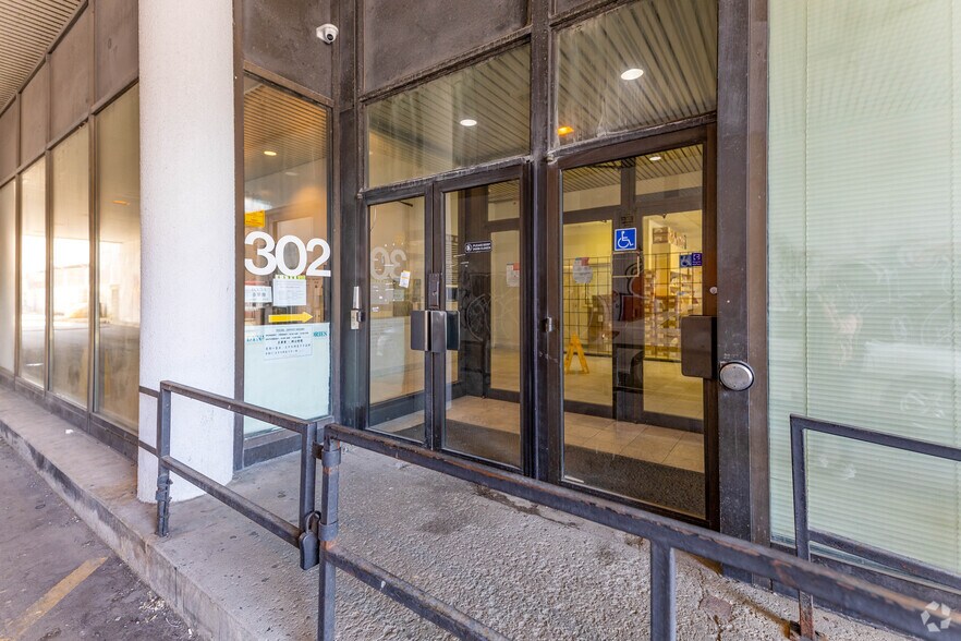 302 Spadina Ave, Toronto, ON à louer - Photo de l’immeuble – Image 3 sur 3