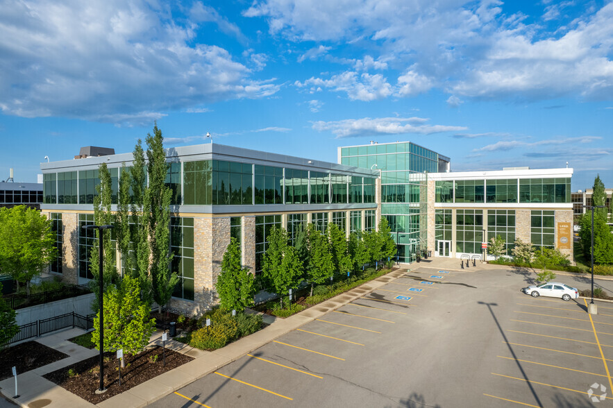 110 Quarry Park Blvd SE, Calgary, AB à louer - Photo de l’immeuble – Image 1 sur 17