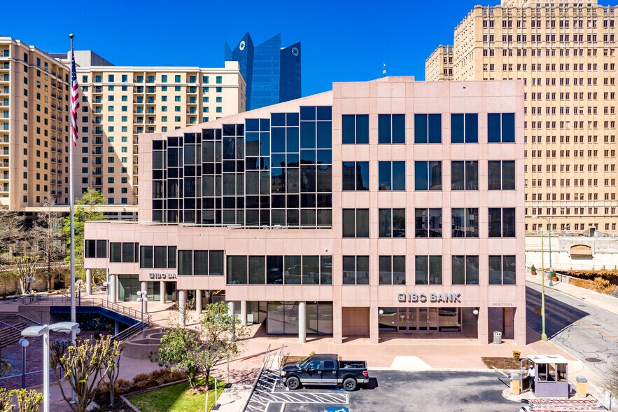 130 E Travis St, San Antonio, TX à louer - Photo de l’immeuble – Image 2 sur 4