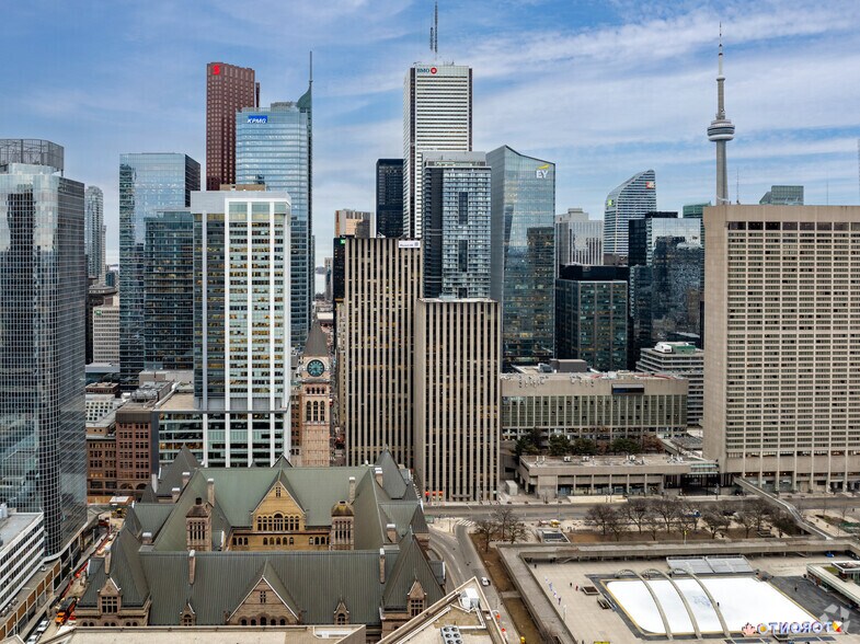 390 Bay St, Toronto, ON à louer - Photo de l’immeuble – Image 1 sur 31