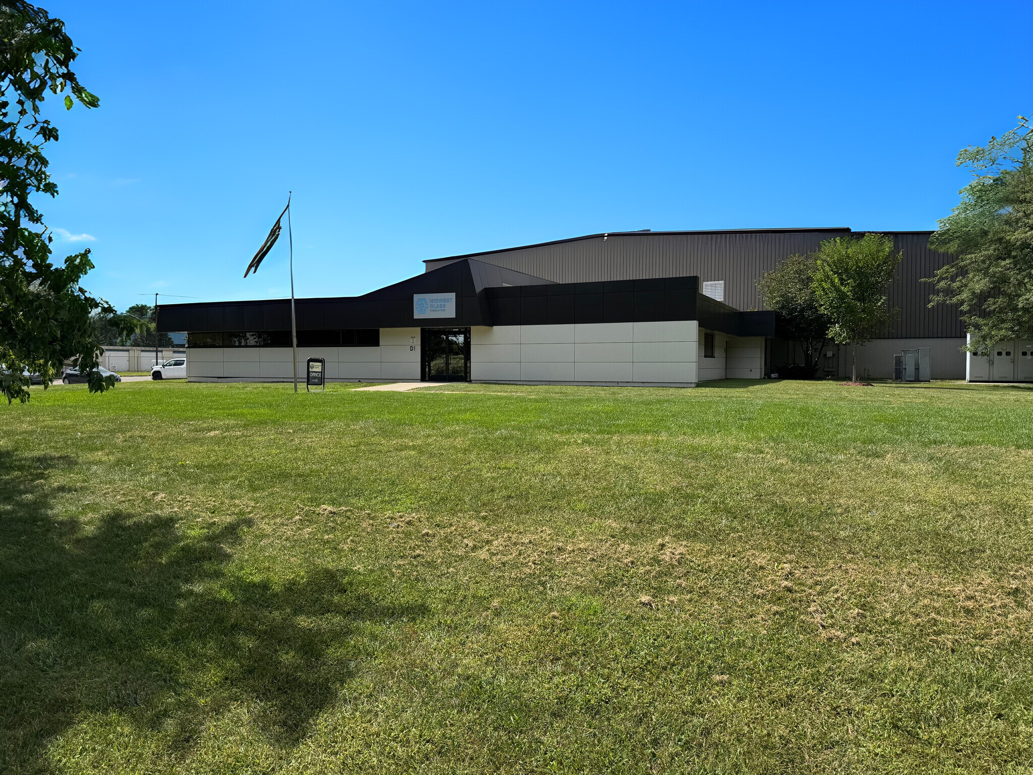100 Transfer Dr, Highland, MI à vendre Photo de l’immeuble– Image 1 sur 14