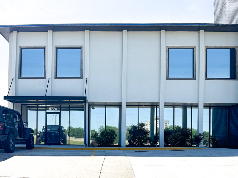 5770 E Skelly Dr, Tulsa, OK à louer - Photo de l’immeuble – Image 1 sur 20
